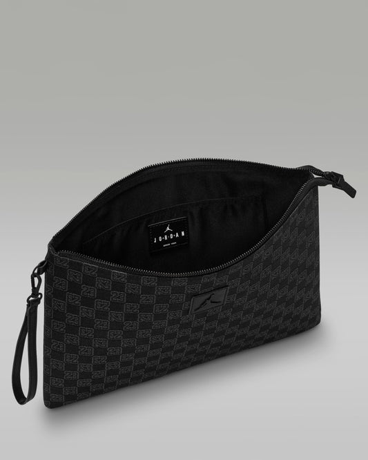 Jordan Monogram Pouch (0.98L)
