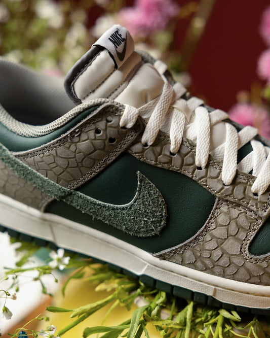 NIKE MENS LIFESTYLE SHOE DUNK LOW VINTAGE GREEN DARK STUCCO
